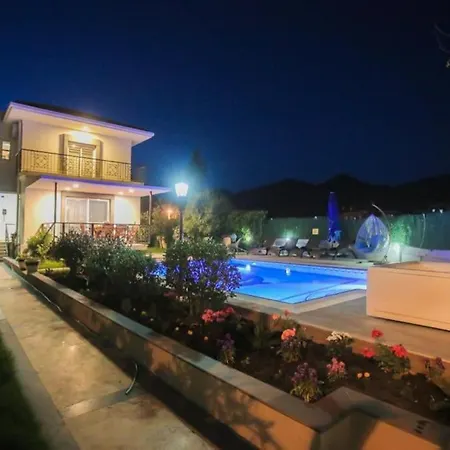 Marmaris'te Oezel Havuzlu Willa *