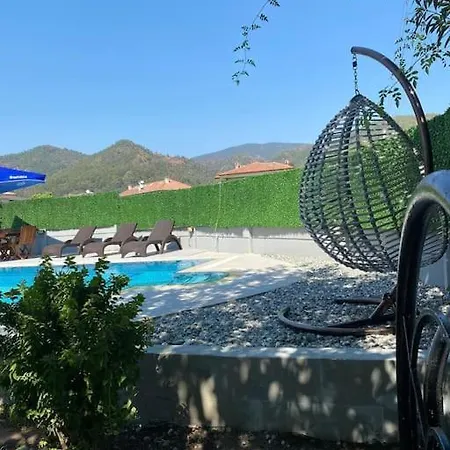 Marmaris'te Oezel Havuzlu וילה