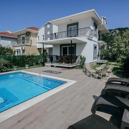 Marmaris'te Oezel Havuzlu * מרמריס